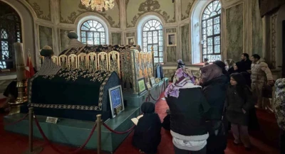 Bursa&rsquo;da Emirsultan T&uuml;rbesin&rsquo;deki sakal-ı şerife ziyaret&ccedil;i akını
