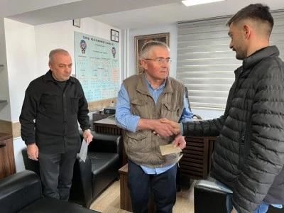 Bursa'da engelli gen&ccedil; bulduğu 2 bin Euro'yu ilk &ouml;nce şehir kamerasına g&ouml;sterdi ardından karakola gitti