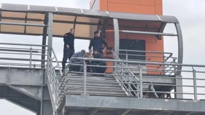 Bursa'da eşi ayrılmak isteyince &uuml;st ge&ccedil;itte intihara kalkıştı 