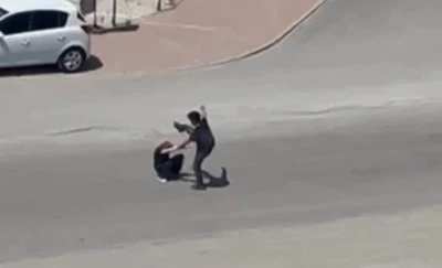 Bursa'da eşine şiddet uygulayan adama vatandaşlar tepki g&ouml;sterdi ardından kadın eşini savundu