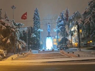 Bursa&rsquo;da etkili olan kar yağışı, kent merkezini beyaza b&uuml;r&uuml;d&uuml;