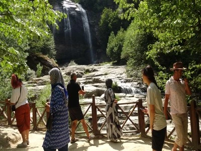 Bursa'da fay kırığıyla oluşan Suu&ccedil;tu Şelalesi'ne ziyaret&ccedil;i akını