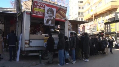 Bursa'da Ferdi Tayfur i&ccedil;in hayır lokması dağıtıldı