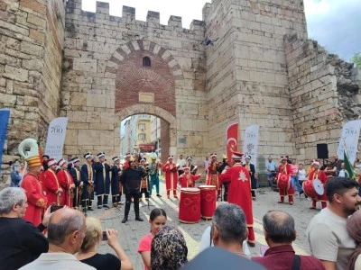 Bursa'da Fethin 700. yılında mehter sesleri Saltanat Kapı'dan y&uuml;kseldi