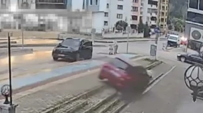 Bursa'da fren yerine gaza basan s&uuml;r&uuml;c&uuml; kaza yaptı