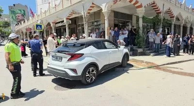 Bursa'da fren yerine gaza bastı, 2 yayayı yaraladı 