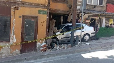 Bursa'da freni boşalan ara&ccedil; eve daldı