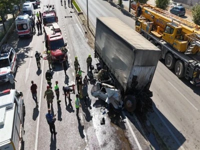 Bursa&rsquo;da freni boşalan kamyon 2 araca &ccedil;arptı; 3 yaralı