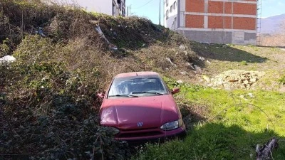 Bursa'da freni boşalan otomobil şarampole u&ccedil;tu: Baba ve oğlu yaralandı