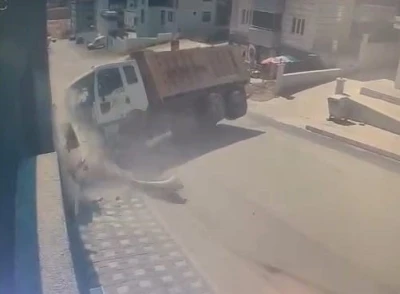 Bursa&rsquo;da freni patlayan kamyon site duvarına &ccedil;arptı