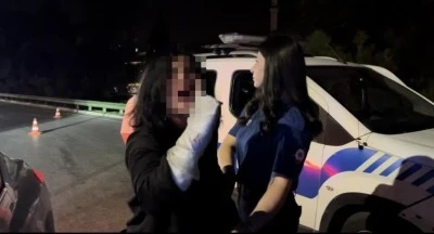 Bursa'da gazetecilere t&uuml;k&uuml;r&uuml;p polise saldıran kadın s&uuml;r&uuml;c&uuml; adliyeye sevk edildi