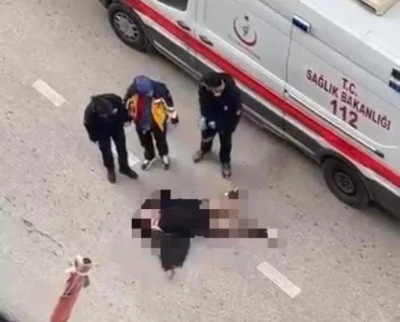 Bursa'da gen&ccedil; kadın bilinmeyen bir sebeple sinir krizi ge&ccedil;irerek yolun ortasına yattı