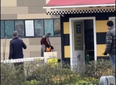 Bursa'da gen&ccedil; kadın taksi durağına saldırdı: İşte o g&ouml;r&uuml;nt&uuml;ler