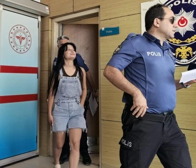 Bursa'da gen&ccedil; kızlar arasında bı&ccedil;aklı kavga: 1 yaralı