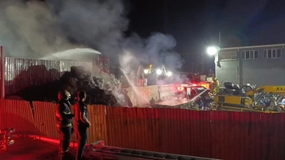 Bursa&rsquo;da geri d&ouml;n&uuml;ş&uuml;m tesisinde yangın: 1 itfaiye eri ağır yaralandı