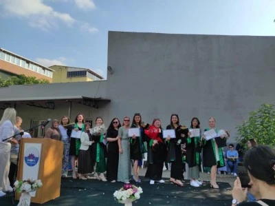 Bursa'da gidemedikleri okullarında mezuniyet coşkusu yaşadılar