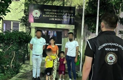 Bursa'da g&ouml;&ccedil;men ka&ccedil;ak&ccedil;ılığı operasyonu