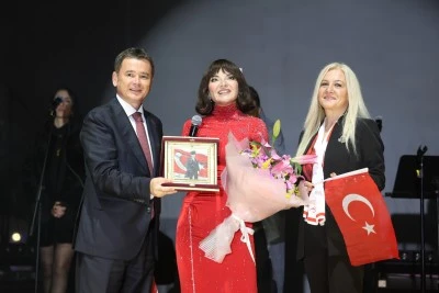 Osmangazi&rsquo;de Cumhuriyet Coşkusu G&ouml;ksel&rsquo;in Şarkılarıyla Ta&ccedil;landı