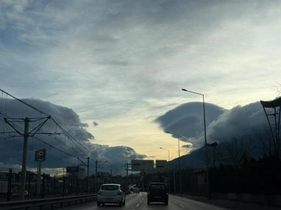Bursa'da g&ouml;ky&uuml;z&uuml;nde oluşan bulutlardan g&ouml;rsel ş&ouml;len