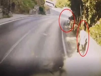 Bursa'da g&uuml;nd&uuml;z vakti kadının boğazına bı&ccedil;ak dayayıp parasını gasp etti 