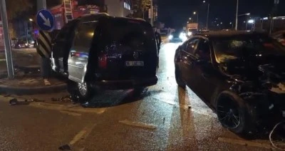 Bursa'da hafif ticari ara&ccedil; ile otomobil &ccedil;arpıştı: 3 yaralı