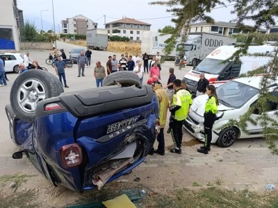 Bursa'da hafif ticari ara&ccedil;la &ccedil;arpışan cip takla attı; 3 yaralı