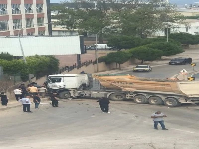 Bursa'da hafriyat kamyonu başka bir hafriyat kamyonuna &ccedil;arptı