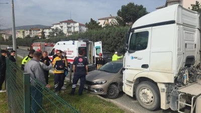 Bursa'da hafriyat kamyonu &ouml;n&uuml;ndeki araca &ccedil;arparak 50 metre s&uuml;r&uuml;kledi