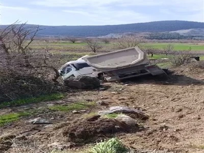 Bursa'da hafriyat kamyonuyla &ccedil;arpışan otomobilin s&uuml;r&uuml;c&uuml;s&uuml; yaralandı, eşi &ouml;ld&uuml;
