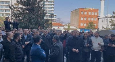 Bursa'da halk otob&uuml;s&uuml; esnafı artan maliyetler i&ccedil;in belediye &ouml;n&uuml;nde toplandı