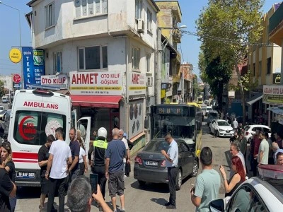 Bursa'da halk otob&uuml;s&uuml; ile otomobil &ccedil;arpıştı; 5 yaralı