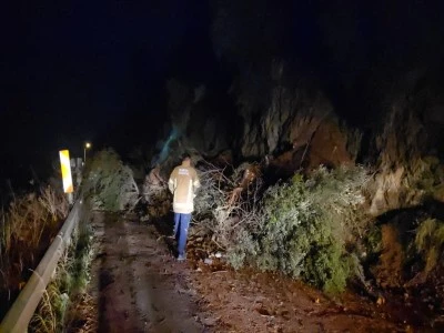 Bursa&rsquo;da heyelan: Mudanya-Kurşunlu yolu trafiğe kapandı
