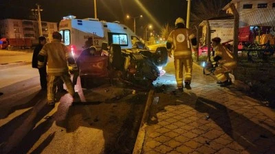 Bursa'da hızlı otomobil, ortalığı savaş alanına &ccedil;evirdi