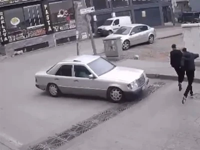 Bursa'da husumetlilerinin &uuml;zerine otomobil s&uuml;r&uuml;p, zorla araca bindirmeye &ccedil;alıştı