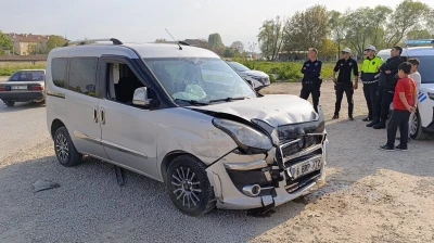 Bursa&rsquo;da iki ara&ccedil; &ccedil;arpıştı: 3 kişi yaralandı