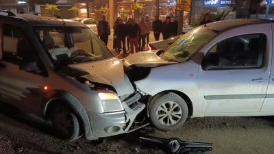 Bursa'da iki ara&ccedil; kafa kafaya &ccedil;arpıştı: 3 yaralı
