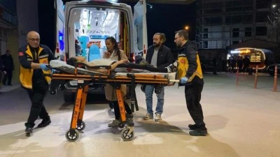 Bursa'da iki gen&ccedil; kızın bı&ccedil;aklı sevgili kavgası: 2 yaralı 