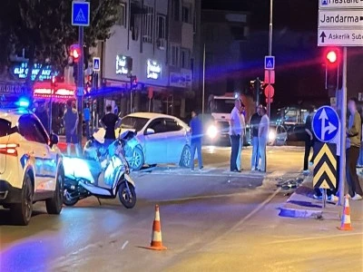 Bursa'da iki otomobil &ccedil;arpıştı; 9 yaralı