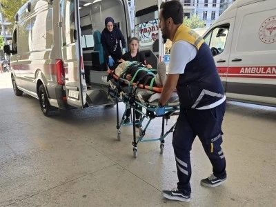 Bursa'da iki otomobil kafa kafaya &ccedil;arpıştı: 1'i bebek 6 kişi yaralandı