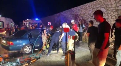 Bursa'da iki otomobil kafa kafaya &ccedil;arpıştı: Anne ve kızı &ouml;ld&uuml;, 2'si jandarma 5 yaralı