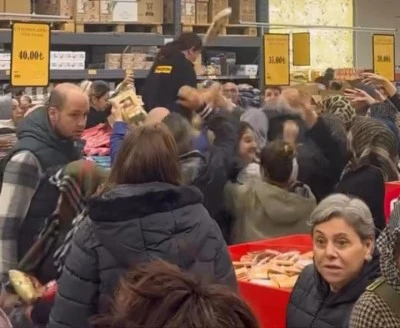 Bursa'da izdiham yaratan indirim