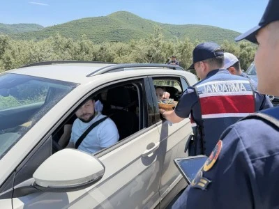 Bursa'da jandarmadan s&uuml;r&uuml;c&uuml;lere hem trafik uyarısı hem &ccedil;ikolata!