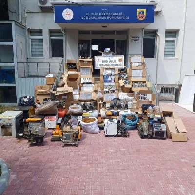 Bursa'da ka&ccedil;ak sigara operasyonu: 4 g&ouml;zaltı