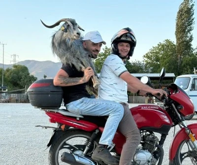 Bursa'da ka&ccedil;an ke&ccedil;iyi motosikletle yakalayıp omuzlarında pazara getirdiler