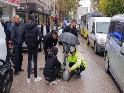 Bursa'da kadın polis yaralı vatandaşı bir an olsun yalnız bırakmadı
