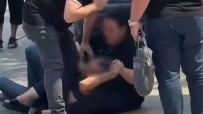 Bursa'da kadının g&uuml;c&uuml;: Eski kocasını cadde ortasında d&ouml;vd&uuml;! 