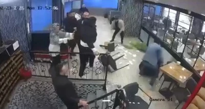Bursa'da kafede &ccedil;ıkan kavgada ortalık savaş alanına d&ouml;nd&uuml;