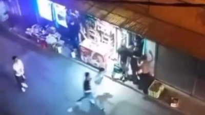 Bursa'da kalabalık bir grup tarafından darp edilen gen&ccedil; esnafa sığındı