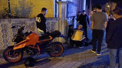 Bursa'da kaldırıma ve site duvarına &ccedil;arpan motosikletin s&uuml;r&uuml;c&uuml;s&uuml; yaralandı