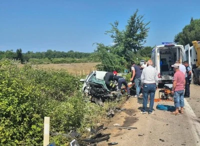 Bursa'da kamyon ile otomobil kafa kafaya &ccedil;arpıştı: 1 &ouml;l&uuml;